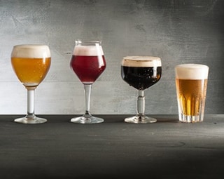 verschillende speciaalbieren ingeschonken in glas